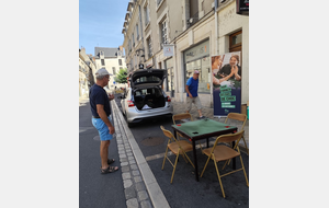 1ère position : de l'ombre de la place mais pas visible