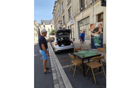1ère position : de l'ombre de la place mais pas visible